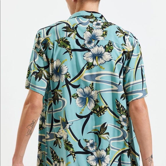 UO Tropical Rayon Short Sleeve Button-Down Shirt - Picture 13 of 13